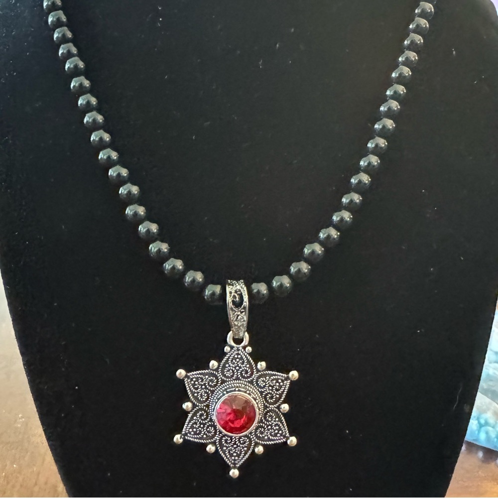 Red Hot Six-pointed Star Red Faux Gemstone Pendant, Faux Black Pearl Necklace - Picture 4 of 9